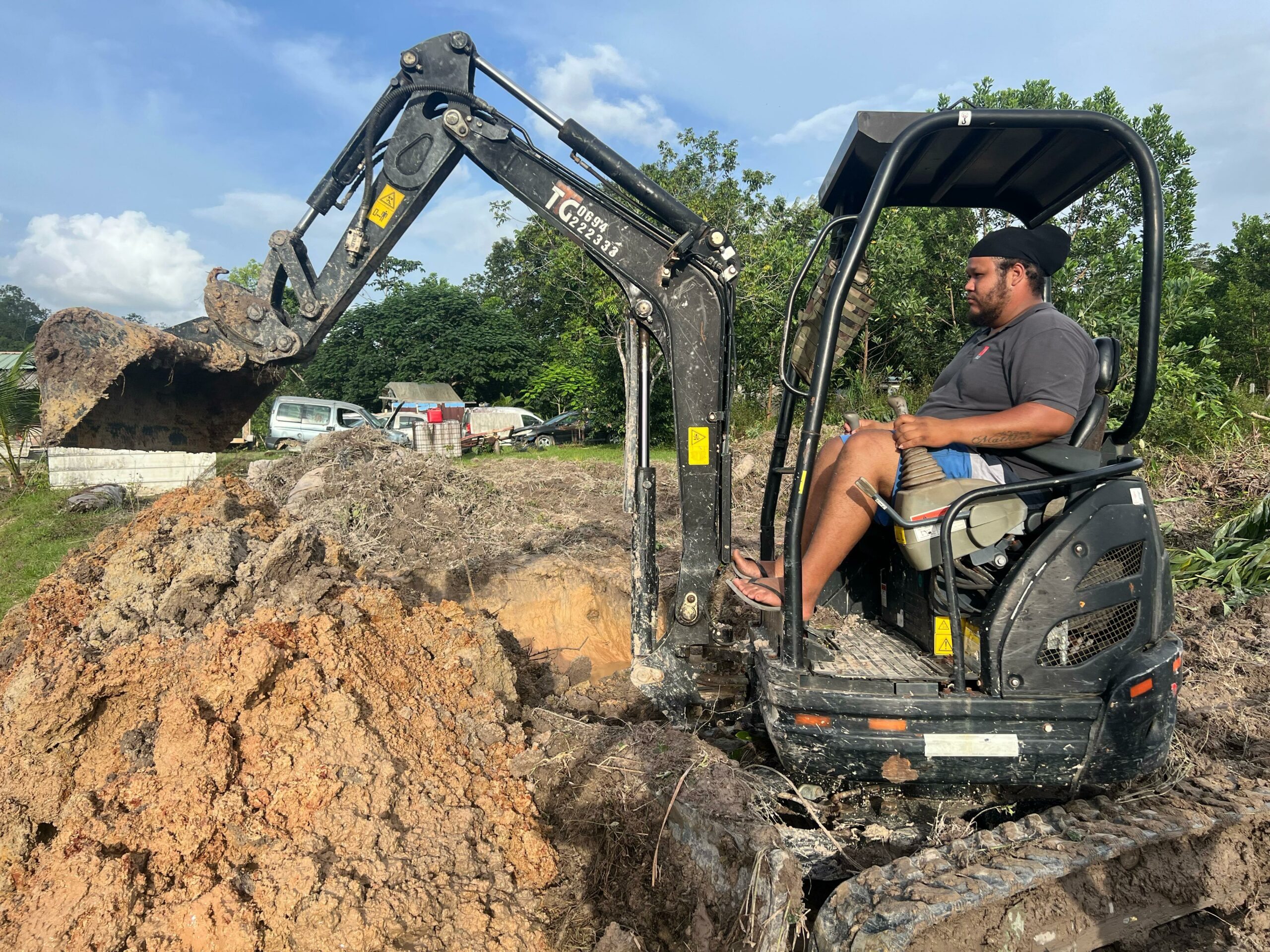Client TTG utilisant une mini-pelle 2 tonnes 6 de TTG sur son terrain en Guyane