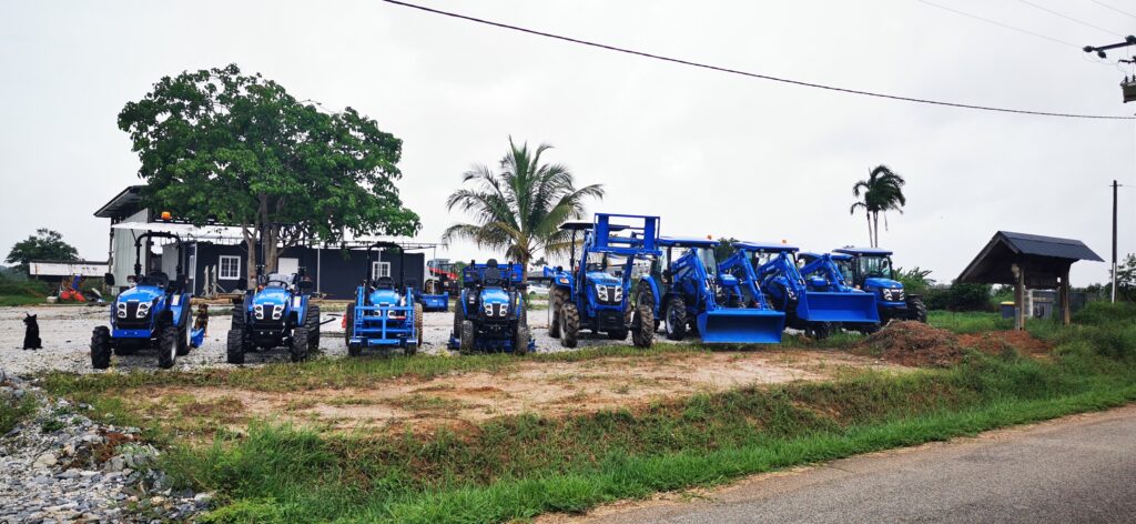 Rangée de tracteur SOLIS à la Césarée. 
